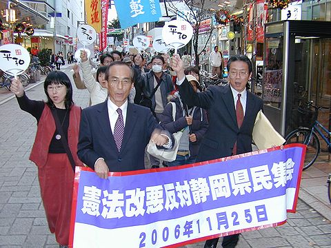 商店街を行くデモ行進